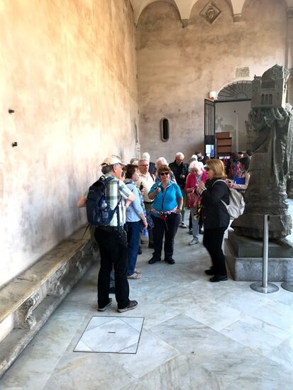 Wir werden verkabelt, damit wir den Erklärungen besser folgen können