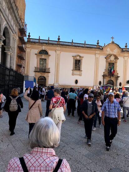 Hier mal ein kleiner Eindruck, was dort los war (es war noch kein Kreuzfahrtschiff in Palermo angekommen)