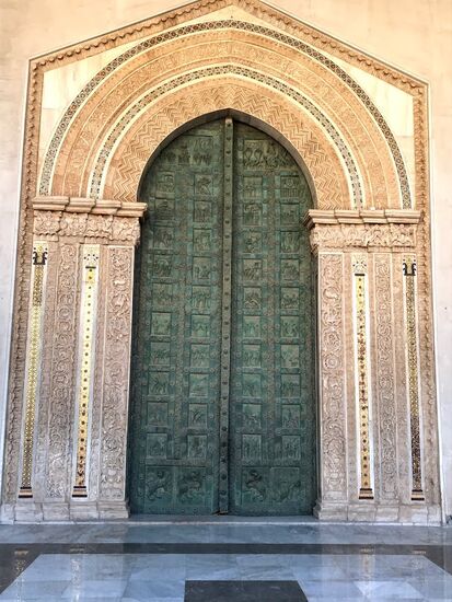 Das Bronzeportal  des Domes aus dem 11. Jh