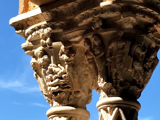 Sehr schön herausgearbeitete Kapitelle an den Säulen