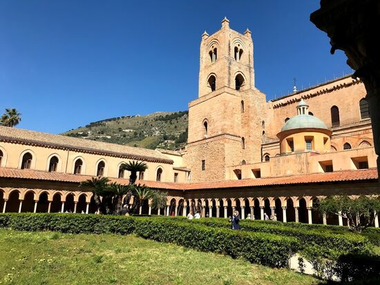 Hinter dem Dom geht es in die Berge.