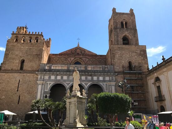 Der linke Turm wurde vom Blitz zum Teil zerstört, deshalb ist er kleiner.