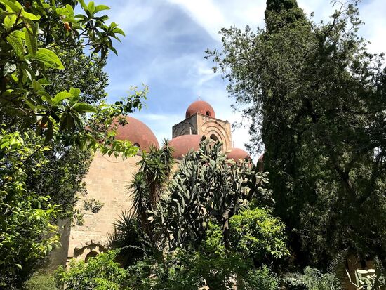 Die roten Kuppeln kann man sehr schön erkennen.