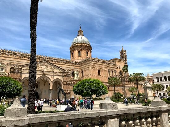 Ein riesiger Bau, im richtigen Licht betrachtet wunderschön!