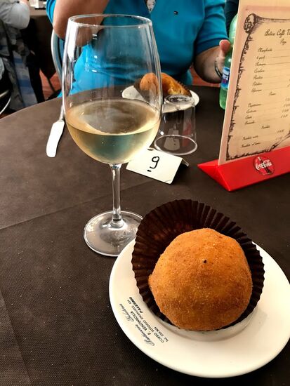 Mittagpause: Das ist ein Arancini gefüllt mit Hackfleisch, sehr lecker und macht sehr satt! Der Wein passt auch dazu 