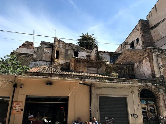 Der Verfall einiger Gebäude ist aber auch gut zu sehen.