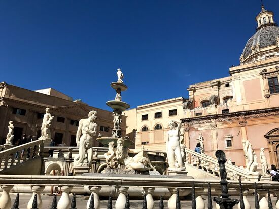Fontana Pretorio, der von den Leuten nur "Schambrunnen" genannt wird.