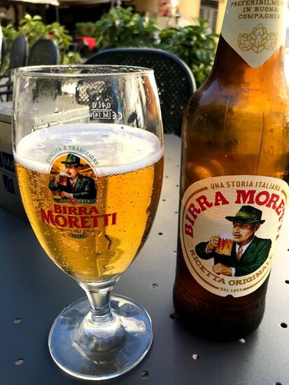 Italienisches Bier zum Abschluß in der untergehenden Sonne.