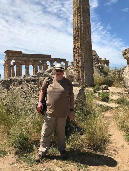 Der Berichterstatter, vor den Ruinen des Tempel F, im Hintergrund Tempel E.