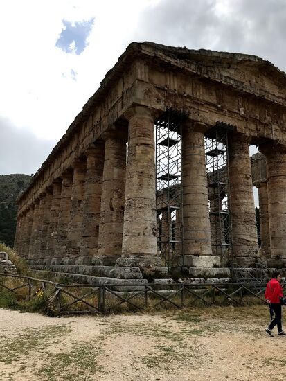 ... der nie fertig geworden ist (passiert ja manchmal, siehe BER), aber auch nicht durch Erdbeben zerstört wurde.