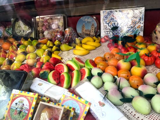 ...vorbei an leckeren Süsswaren...