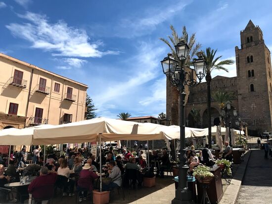 zur Kathedrale, einem sehenswerten Gebäude!