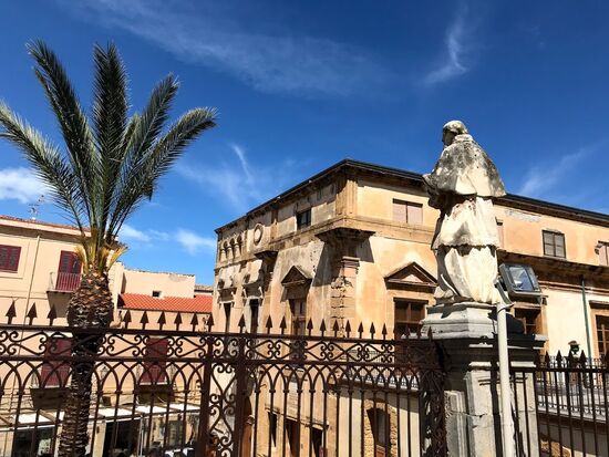Vom Vorplatz der Kathedrale in die Stadt gesehen.