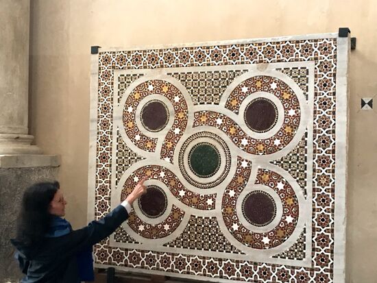 Angelika erklärt die Mosaiken.