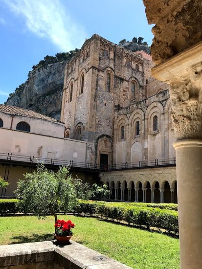 Im Kreutzgang, im Hintergrund der Hausberg Rocco di Cefalu.