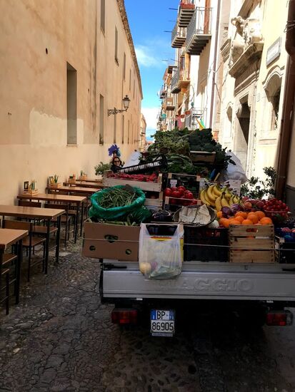 Gemüse wird mit der Biene (Ape) geliefert.