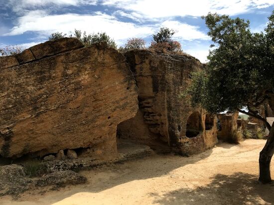 Teile der Stadtbefestigung. Nicht gemauert, sondern von oben nach unten ausgegraben.