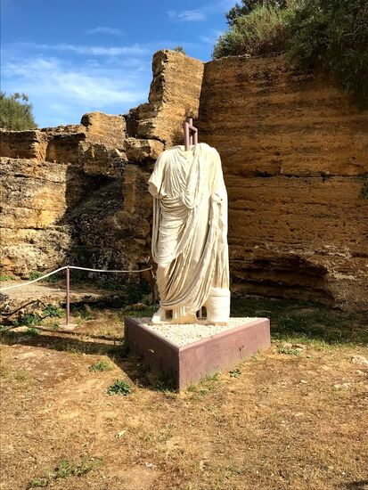 Diese Marmorstatuen sind erst vor einigen Jahren gefunden worden, der Kopf war auswechselbar, so konnte jeder Herrscher gleich auf die Schnelle seine eigene Statue bauen lassen.