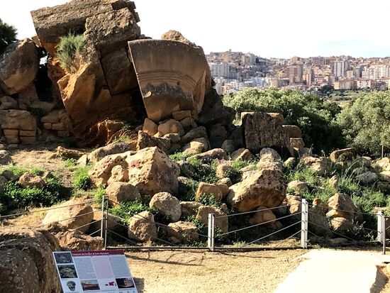 Reste vom größten Tempel, im Hintergrund Agrigento.