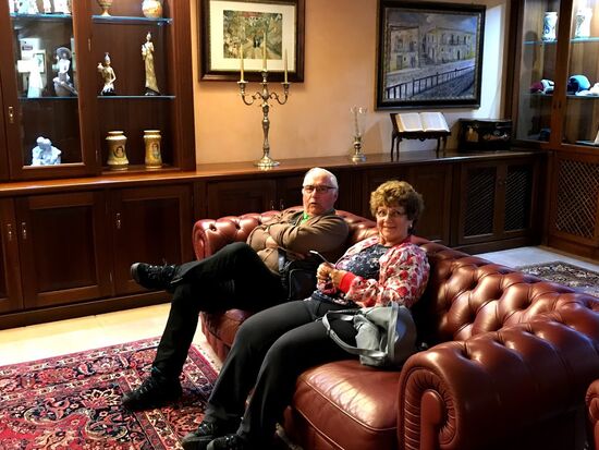 Berndt und Monika warten auf das Abendessen.