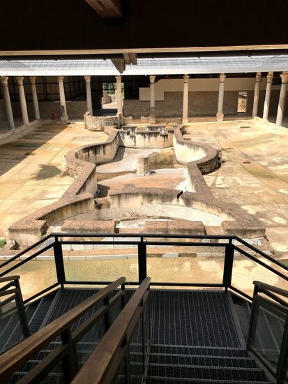 Gartenanlage mit Brunnen.