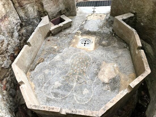 Eine Latrine, damals gab es "Gruppensitzungen" und für den Herrscher musste einer den Sitz vorwärmen, den nannte man "Vorsitzenden"  Ob das mit Vorsitzenden der DAX-Unternehmen was zu tun hat, überlasse ich euren Gedanken.