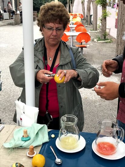 Monika probiert eine Saftmaschine aus, hat funktioniert.