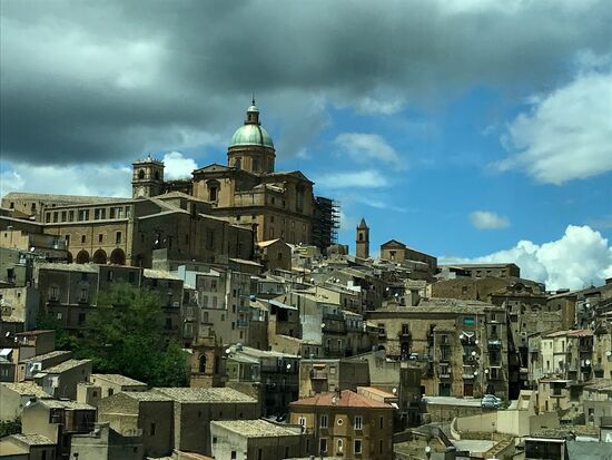 Auf dem Weg nach Enna, ein paar freche Wolken ziehen auf.