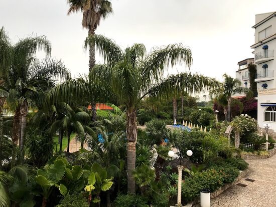 Und das ist der Blick von meiner Terrasse im Hotel in Giardini Naxos.