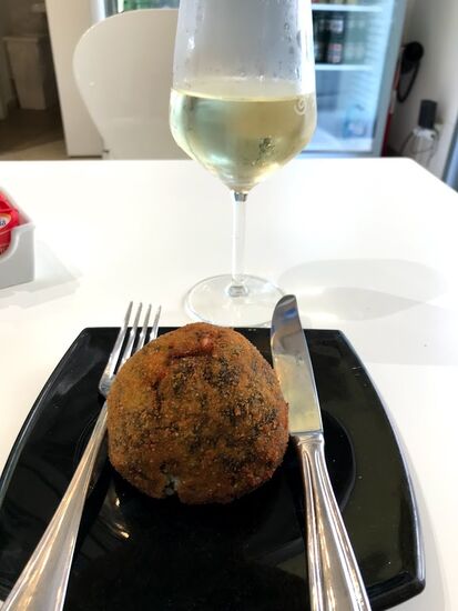 Die Arancini-Testreihe Mittags wird fortgesetzt, heute eins mit Spinat und Käse gefüllt, auch sehr gut!