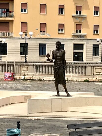 Und zurück Richtung Bus am Archimedes vorbei, dem hier ein Denkmal gesetzt wurde.