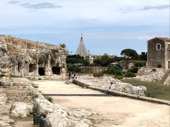 Grabhöhlen oberhalb des Theaters.