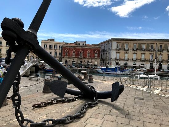 Im Hafen von Siracusa, am Übergang nach Ortygia.