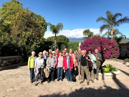 Einmal die Reisegruppe zusammen vor unserem Hotel.