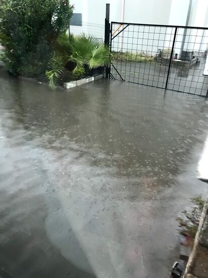 So sieht es heute Morgen vor dem Hotel aus, das Wasser steht knöcheltief.