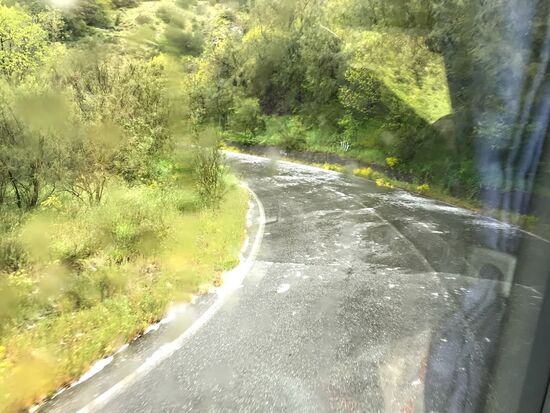 Auf dem Weg auf den Ätna Wassermassen gemischt mit Schnee und Graupel, wirklich schön ist das nicht.