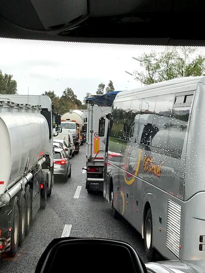 Hier stehen wir über eine Stunde im Stau, es hat einen Unfall gegeben....