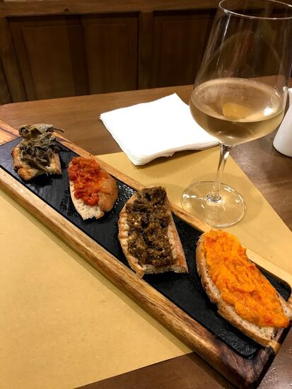 Nachdem wir dann endlich im strömenden Regen in Taormina sind, erstmal Mittagspause. Heute gibt es mal keine Arancini zu Mittag, sondern Bruschetta Siciliana....