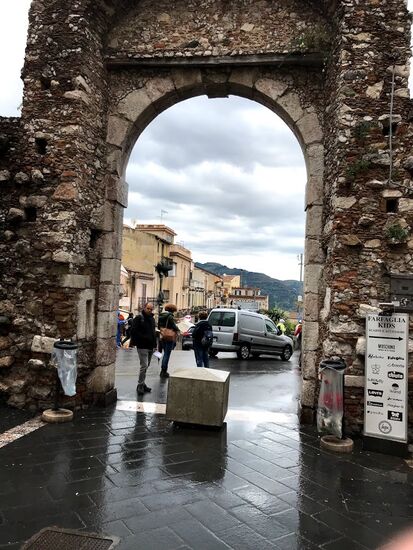 Der Regen ist fast weg, dann gibt es einen kurzen Rundgang....