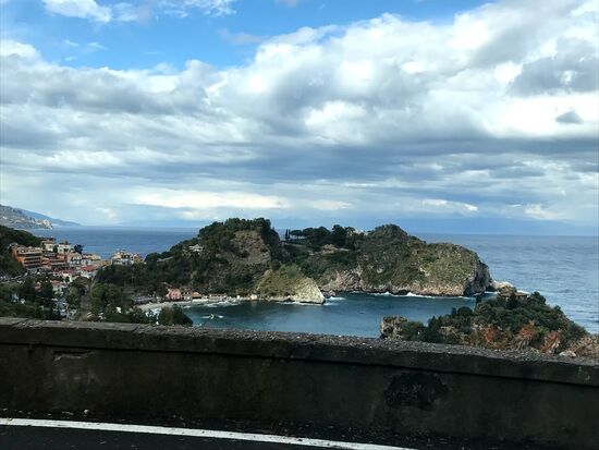 Bei der Talfahrt Richtung Giardini Naxos gibt es nun auch schöne Aussichten.
