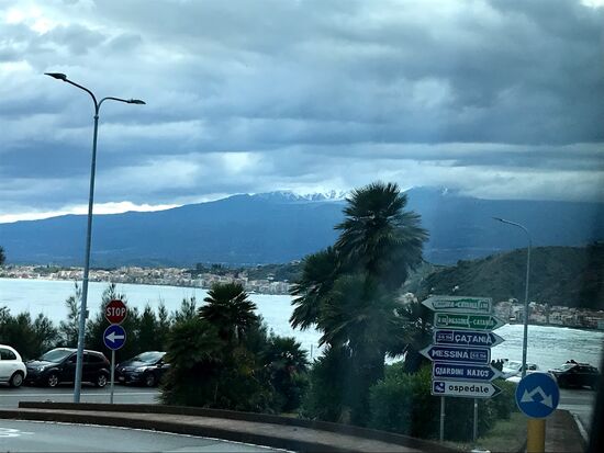 Da kann man schon wieder etwas vom Ätna sehen, vor allem die relativ niedrige Schneefallgrenze.