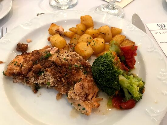 Gratinierter Lachs mit Kartoffeln und Brokkoli.