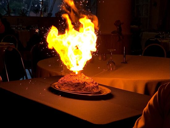 Passend zum Ort gibt es am Schluss die Eisbombe "Monte Etna".