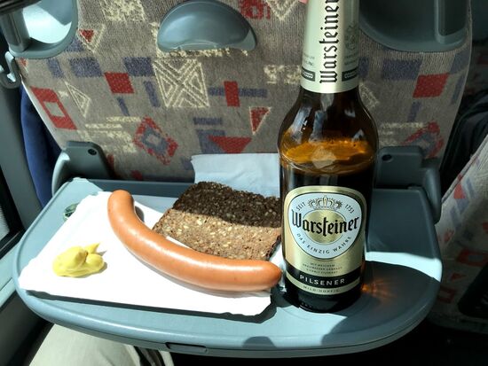 Mittagessen im Bus, wir haben eine ganz schöne Strecke vor uns. Aber das Busfahrermenü ist auch lecker 