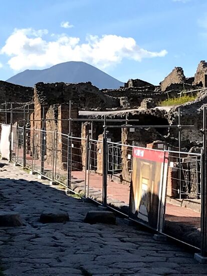 Teile einer Geschäftsstraße.