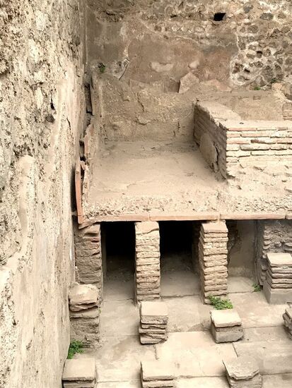 Ein raffiniertes Heizsystem sorgte für angenehme Temperaturen im Bad. Der unter (abgedeckte) Teil wurde durch heiße Luft erhitzt und wärmte so den darauf liegenden Boden, die Doppelwand wurde ebenso beheizt.