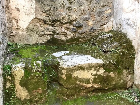 ... und eine der dazugehörigen Kammern, nicht aufgeräumt 