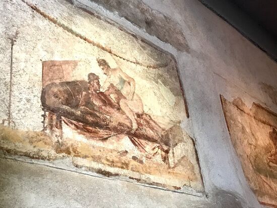 Über den Türen die angebotenen Dienste..