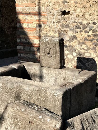 Ein Brunnen in den Straßen.