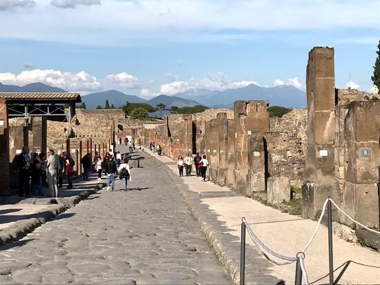 Die "Hauptverkehrsstraße", die zum Rathausplatz führt.